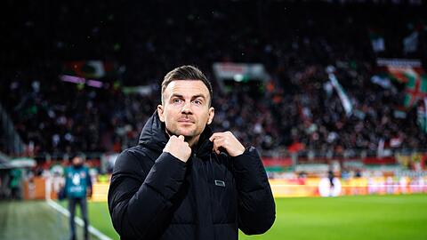 Trainer Enrico Maaßen vom FC Augsburg steht vor Spielbeginn am Spielfeldrand.
