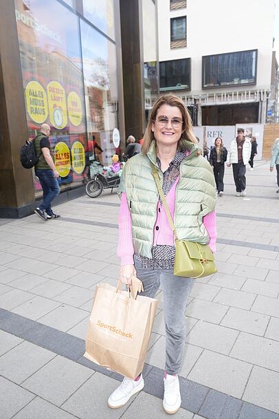 Annette Hirsch ist mit ihrer Familie aus Landshut gekommen. Ihr Sohn studiert in München, daher kauft sie öfter bei Sport Scheck ein.