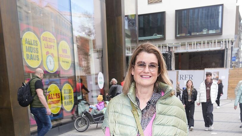 Annette Hirsch ist mit ihrer Familie aus Landshut gekommen. Ihr Sohn studiert in München, daher kauft sie öfter bei Sport Scheck ein. Annette Hirsch ist mit ihrer Familie aus Landshut gekommen. Ihr Sohn studiert in München, daher kauft sie öfter bei Sport Scheck ein.