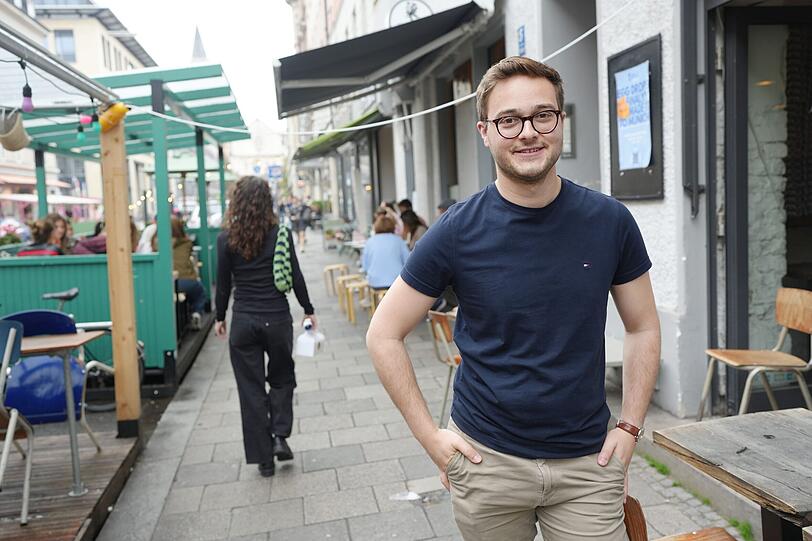 Nicolas Inzelmann (31):  "Ich bin Anwohner in der Schellingstraße und denke, auf 95 Prozent der Fläche in Deutschland kann man gut schlafen. Wenn jemand mit dem Lifestyle in der Maxvorstadt nicht zurechtkommt, könnte er sich auch eine andere Nachbarschaft suchen.“
