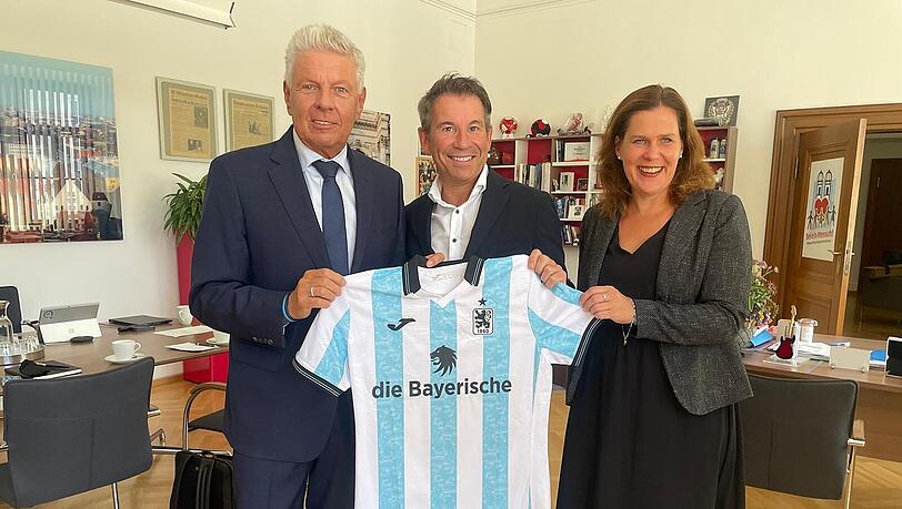 Jetzt kommt Schwung in die Zukunftsplanung des Grünwalder Stadions: Oberbürgermeister Dieter Reiter, 1860-Präsident Gernot Mang und Sport-Bürgermeisterin Verena Dietl (v.l.) bei ihrem Treffen im Rathaus.