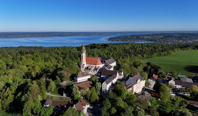 Hoch oben thront das Kloster Andechs &ndash; im Hintergrund der Ammersee.
