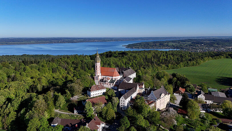Hoch oben thront das Kloster Andechs – im Hintergrund der Ammersee. Hoch oben thront das Kloster Andechs – im Hintergrund der Ammersee.