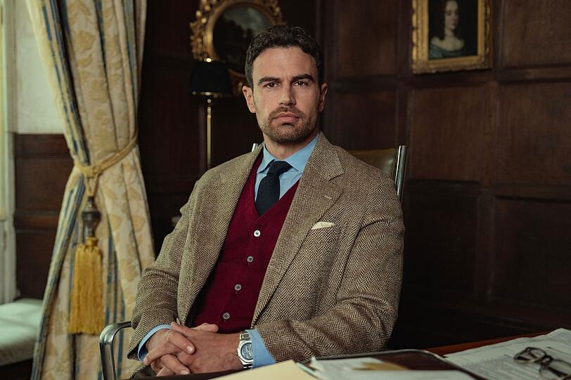 In Staffel eins wollte Eddie (Theo James), der neue Herzog von Halstead, noch unbedingt sämtliche Verbindungen zu kriminellen Organisationen lösen, ehe er sich am Ende ganz für eine Karriere im Drogengeschäft entschied. In Staffel eins wollte Eddie (Theo James), der neue Herzog von Halstead, noch unbedingt sämtliche Verbindungen zu kriminellen Organisationen lösen, ehe er sich am Ende ganz für eine Karriere im Drogengeschäft entschied.