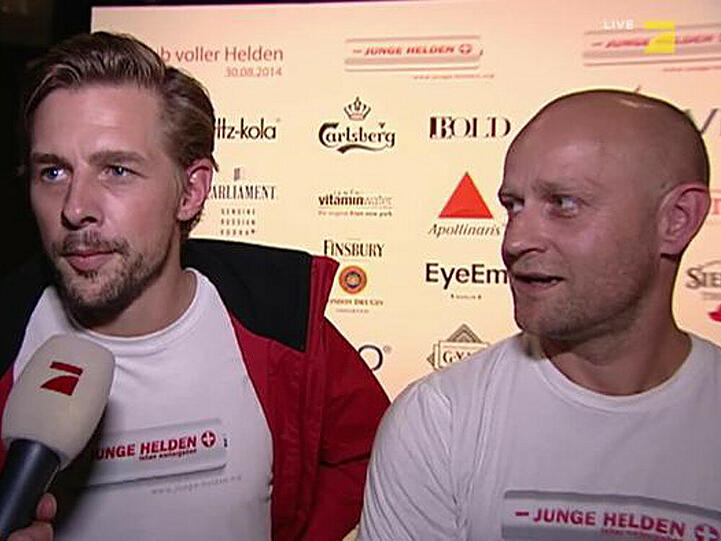 Klaas Heufer-Umlauf und Jürgen Vogel setzen sich gemeinsam mit ihren prominenten Kollegen für einen guten Zweck ein