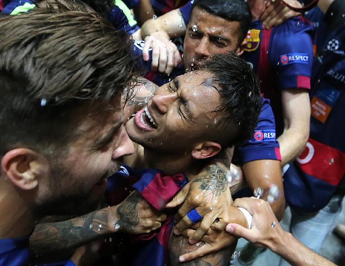 Ausgelassen feiert der FC Barcelona feiert seinen 3:1-Sieg über Juventus Turin in Champions-League. Die Bilder der Fußball-Party.