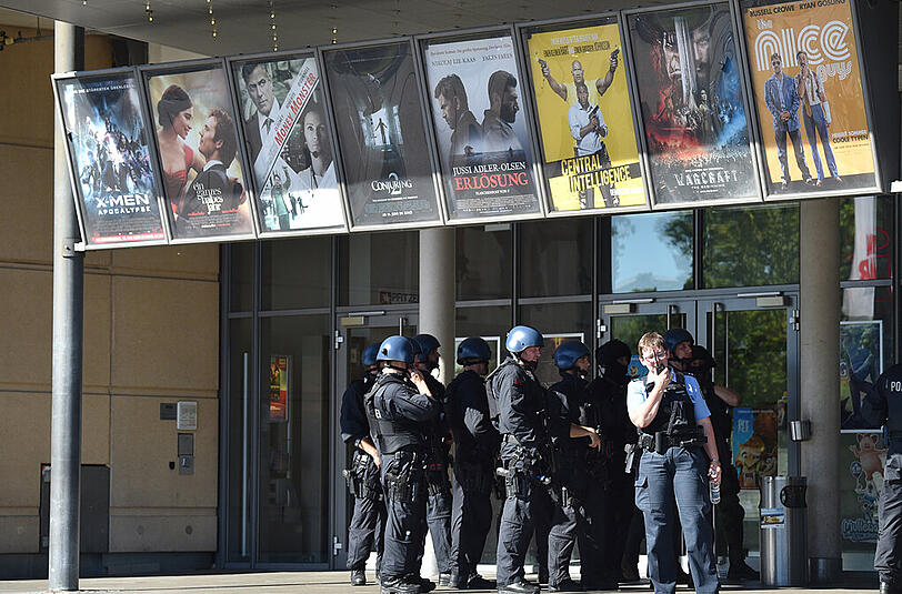 Einsatzkräfte der Polizei stehen in Viernheim (Hessen) vor dem Kino, in dem sich ein bewaffneter Mann verschanzt hatte. Die Bilder vom Einsatz.