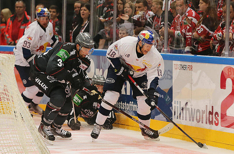 Dane Byers von den Kölner Haien (links) verfolgt Tobias Wörle vom EHC Red Bull München.