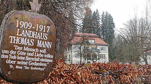 Auf der Gedenktafel steht der Kernsatz aus dem Roman "Der Zauberberg". Geschrieben wurde es in der Villa dahinter, dem Landhaus von Thomas Mann in Bad Tölz