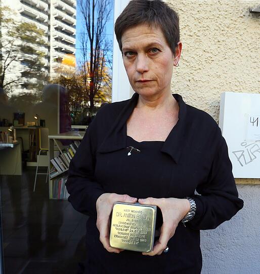 Margareta Flygt mit dem Stolperstein für Anton Braun.