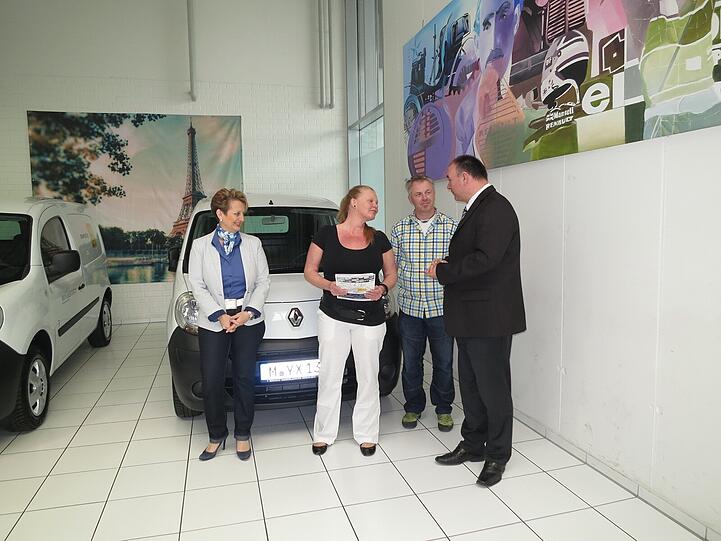 Der Münchner Renault-Niederlassungsleiter Thomas Gläsel überreichte dem Team von der Pfennigparade Papiere und Schlüssel für den E-Kangoo.
