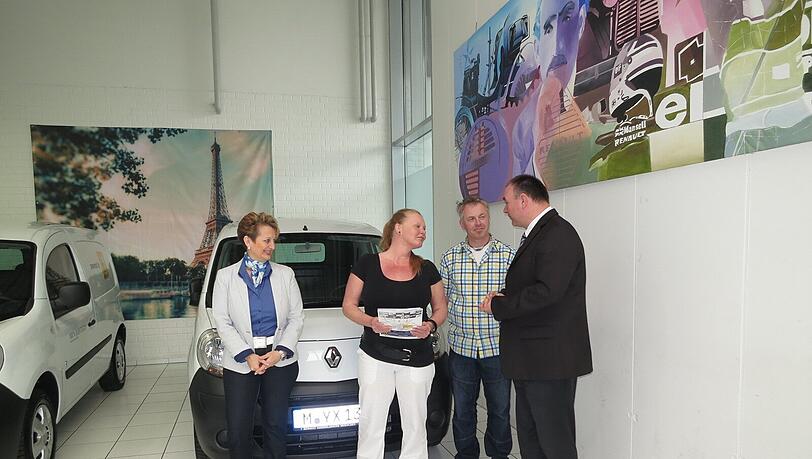 Der Münchner Renault-Niederlassungsleiter Thomas Gläsel überreichte dem Team von der Pfennigparade Papiere und Schlüssel für den E-Kangoo. Der Münchner Renault-Niederlassungsleiter Thomas Gläsel überreichte dem Team von der Pfennigparade Papiere und Schlüssel für den E-Kangoo.