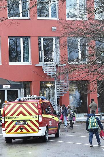 Ein Raum in der Grundschule an der Waliser Straße fing am Mittwoch Feuer. Die Bilder vom Feuerwehreinsatz!
