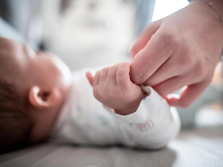 Frauen in Deutschland bekommen später und seltener Kinder.
