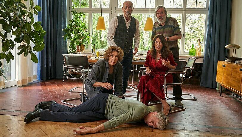 Wohin nur mit dem Toten? Staraufgebot bei der neuen Miniserie "Unter Freunden stirbt man nicht" Wohin nur mit dem Toten? Staraufgebot bei der neuen Miniserie "Unter Freunden stirbt man nicht"