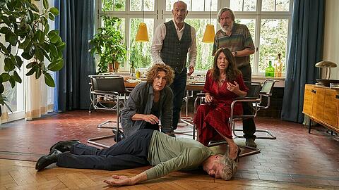 Wohin nur mit dem Toten? Staraufgebot bei der neuen Miniserie "Unter Freunden stirbt man nicht"