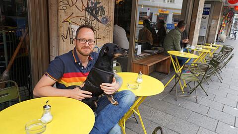 Arne Brach mit seiner Hündin "Lotta" in der Loretta in der Müllerstraße im Glockenbachviertel.