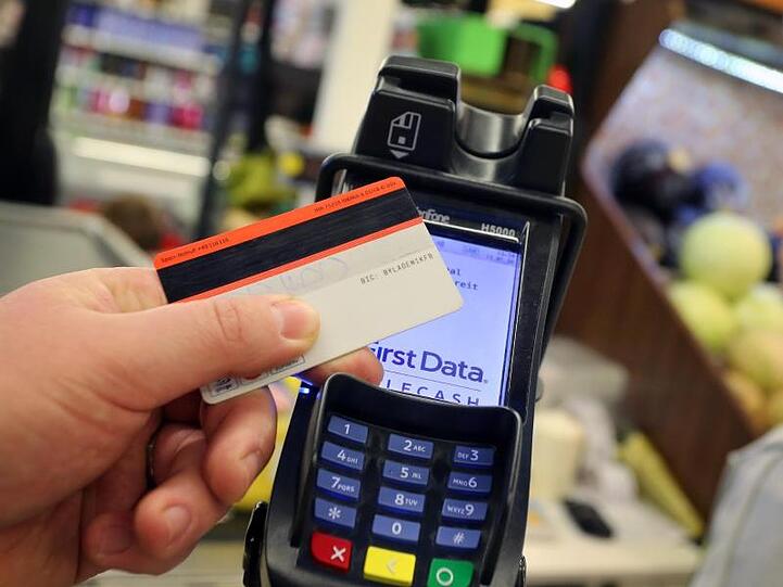 Die Corona-Krise könnte Kartenzahlungen im Handel zulasten von Bargeld kräftig vorantreiben.