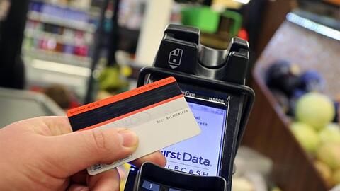 Die Corona-Krise könnte Kartenzahlungen im Handel zulasten von Bargeld kräftig vorantreiben.