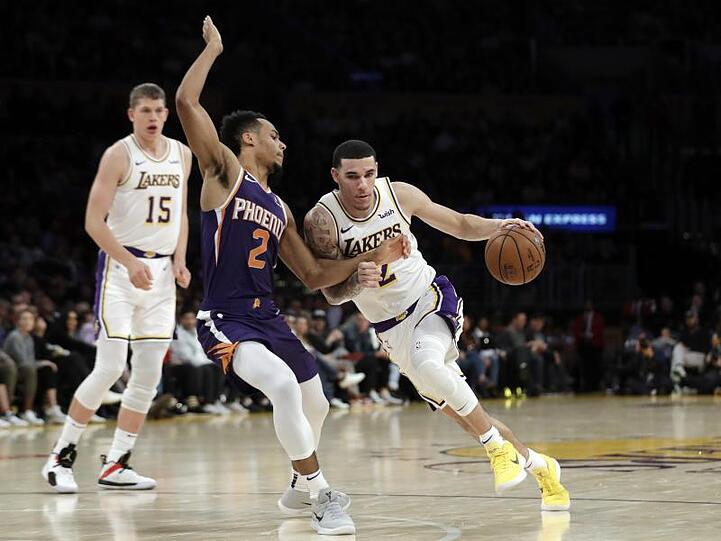 Moritz Wagner (l) beobachtet Lakers-Mitspieler Lonzo Ball (r) beim Zug zum Korb.