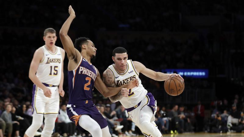 Moritz Wagner (l) beobachtet Lakers-Mitspieler Lonzo Ball (r) beim Zug zum Korb. Moritz Wagner (l) beobachtet Lakers-Mitspieler Lonzo Ball (r) beim Zug zum Korb.