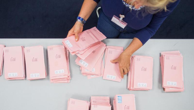Wahlhelfer sortieren rote Wahlbriefe. Foto: picture alliance/Rolf Vennenbernd/dpa/Symbolbild Wahlhelfer sortieren rote Wahlbriefe. Foto: picture alliance/Rolf Vennenbernd/dpa/Symbolbild
