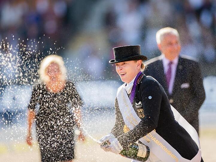 Isabell Werth feierte ihre 20. EM-Goldmedaille mit Champagner.