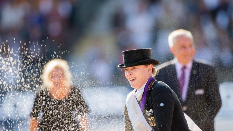 Isabell Werth feierte ihre 20. EM-Goldmedaille mit Champagner. Isabell Werth feierte ihre 20. EM-Goldmedaille mit Champagner.