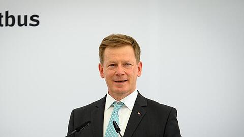 Vorstandsvorsitzender der Deutschen Bahn, Richard Lutz, hat den Umgangston im Tarifkonflikt mit der GDL kritisiert.