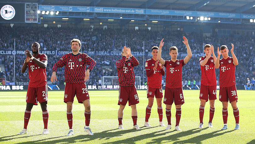 Charaktertest bestanden, aber kein Grund zu ausgelassener Freude: Die Bayern-Stars um Thomas Müller (2.v.l.) zelebrieren eher geschäftsmäßig den 3:0-Sieg in Bielefeld.