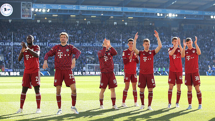 Charaktertest bestanden, aber kein Grund zu ausgelassener Freude: Die Bayern-Stars um Thomas Müller (2.v.l.) zelebrieren eher geschäftsmäßig den 3:0-Sieg in Bielefeld.