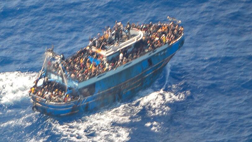 Zahlreiche Menschen auf dem Deck des Fischerboots, das später vor Südgriechenland kenterte und sank