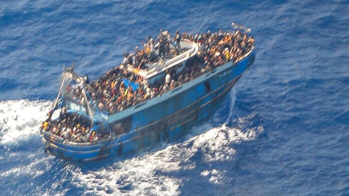 Zahlreiche Menschen auf dem Deck des Fischerboots, das später vor Südgriechenland kenterte und sank
