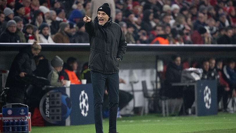 Trainer Thomas Tuchel von München verfolgt das Spiel.