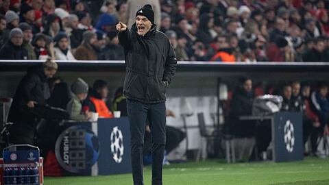 Trainer Thomas Tuchel von München verfolgt das Spiel.