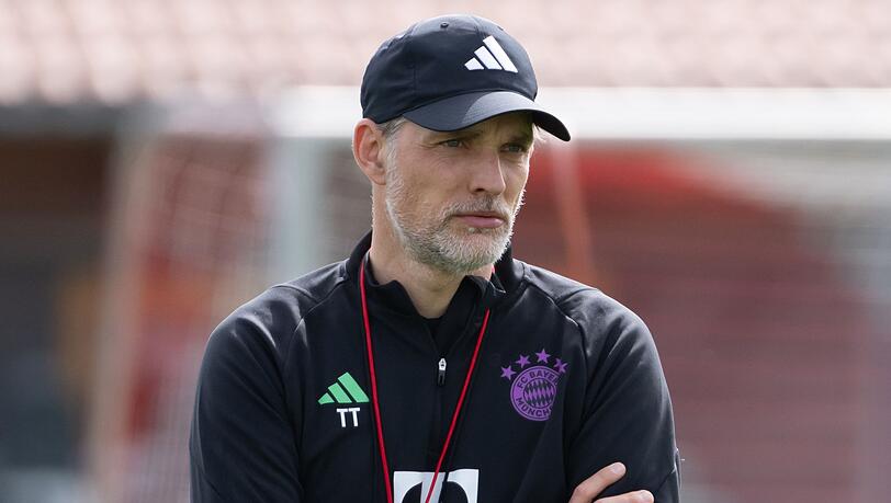 Trainer Thomas Tuchel von München steht auf dem Platz.