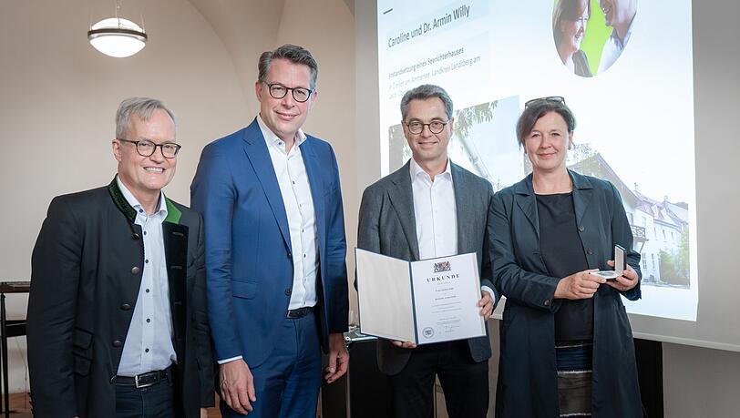 Armin und Caroline Willy (r. u. 2.v.r.) mit Kunstminister Markus Blume (2.v.l.). Armin und Caroline Willy (r. u. 2.v.r.) mit Kunstminister Markus Blume (2.v.l.).