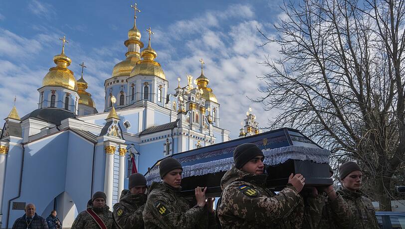 Soldatenbegräbnisse sind für die Ukraine trauriger Alltag. (Archivbild)