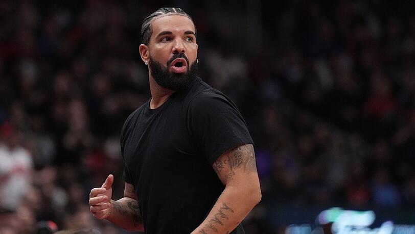 Rapper Drake macht häufig bei Sportwetten mit und verliert dabei seit Jahren immer wieder hohe Summen. Rapper Drake macht häufig bei Sportwetten mit und verliert dabei seit Jahren immer wieder hohe Summen.