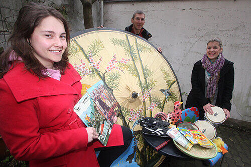 Flohmarkt-Koordinator Gerhard Gassner mit Ilka (li.) und Anni, die ihren Mini-Trödel schon mal aufgebaut haben.