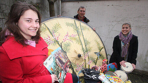 Flohmarkt-Koordinator Gerhard Gassner mit Ilka (li.) und Anni, die ihren Mini-Trödel schon mal aufgebaut haben. Flohmarkt-Koordinator Gerhard Gassner mit Ilka (li.) und Anni, die ihren Mini-Trödel schon mal aufgebaut haben.