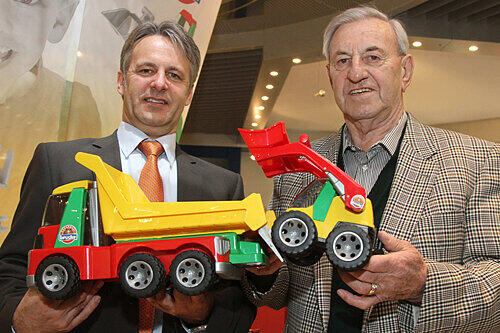 Paul Heinz Bruder (51) und sein Vater Heinz (79) mit Laster und Bagger für kleinere Kinder.