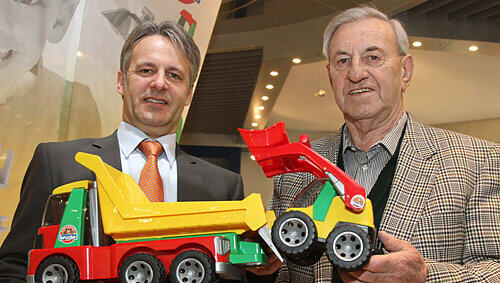 Paul Heinz Bruder (51) und sein Vater Heinz (79) mit Laster und Bagger für kleinere Kinder. Paul Heinz Bruder (51) und sein Vater Heinz (79) mit Laster und Bagger für kleinere Kinder.