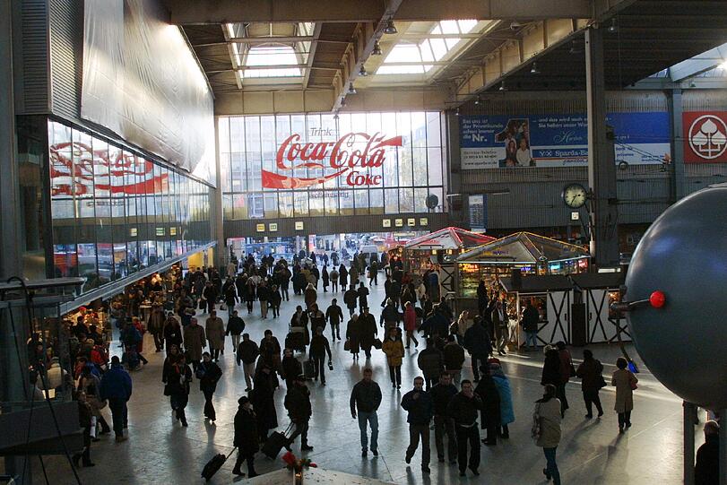 Hauptbahnhof: Ob Parfum, Buch oder gar einen Buddha - hier haben Sie bis 17 Uhr die Möglichkeit ein schönes Geschenk zu kaufen.
