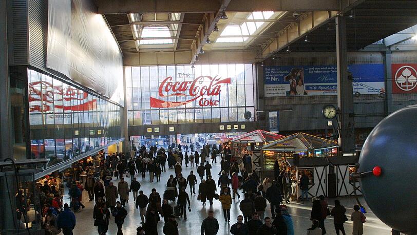 Hauptbahnhof: Ob Parfum, Buch oder gar einen Buddha - hier haben Sie bis 17 Uhr die Möglichkeit ein schönes Geschenk zu kaufen. Hauptbahnhof: Ob Parfum, Buch oder gar einen Buddha - hier haben Sie bis 17 Uhr die Möglichkeit ein schönes Geschenk zu kaufen.