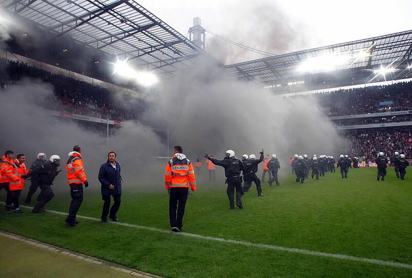 Die Fans randalieren.