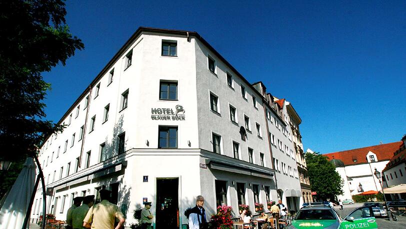 Im Münchner Hotel "Blauer Boch" fiel die Decke runter. Im Münchner Hotel "Blauer Boch" fiel die Decke runter.