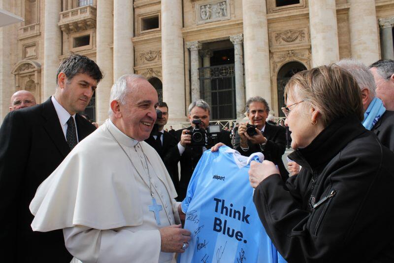 Jutta Schnell, Fanbeauftragte der Löwen, überreichte am Mittwoch im Rahmen der Generalaudienz dem Papst ein Löwen-Trikot. Die Bilder!