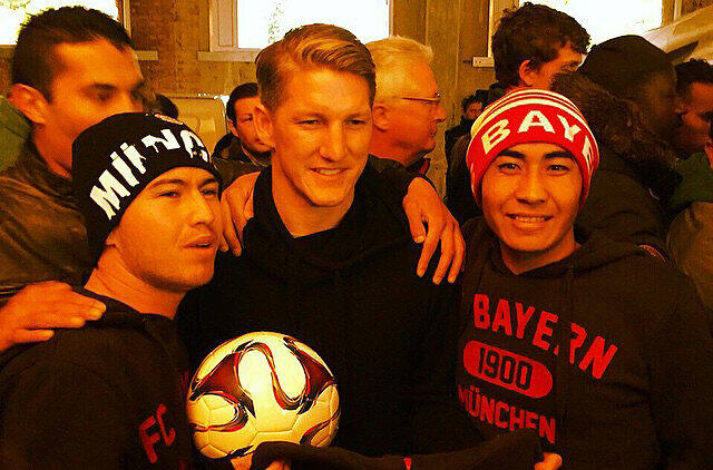 Glückliche Gesichter beim Besuch von Bastian Schweinsteiger in der Bayernkaserne.