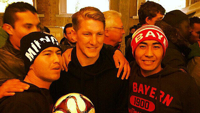 Glückliche Gesichter beim Besuch von Bastian Schweinsteiger in der Bayernkaserne. Glückliche Gesichter beim Besuch von Bastian Schweinsteiger in der Bayernkaserne.